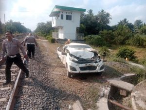 Polres Lampung Utara Olah TKP Kecelakaan Mobil Tertabrak Kereta Api di Sungkai Utara